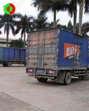 貨物已堆放到停車棚，三臺(tái)貨車扎堆裝車！