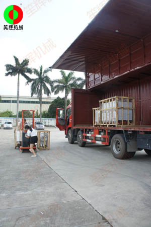 客戶訂購的一批蔬果清洗切割加工機(jī)械裝車出貨！