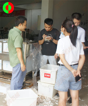知名企業(yè)客戶考察公司現(xiàn)場,并測試大蒜加工生產(chǎn)設(shè)備！