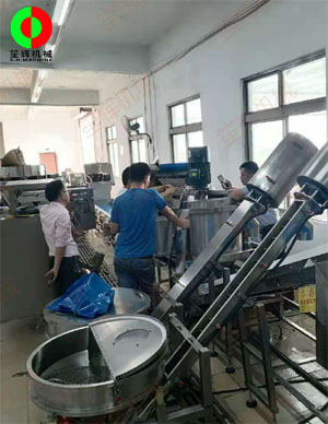 客戶現(xiàn)場測試排骨切丁、清洗、連續(xù)式脫水系統(tǒng)生產(chǎn)線！
