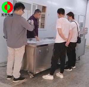 蔬菜清洗設(shè)備送達(dá)客戶現(xiàn)場(chǎng),并考察其后續(xù)改造項(xiàng)目設(shè)備需求！