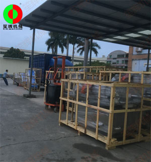 兩批客戶(hù)訂購(gòu)的兩批蔬果加工設(shè)備同時(shí)裝車(chē)發(fā)貨！