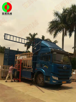 客戶訂購的多臺氣泡洗菜機裝車發(fā)貨，按期交付！