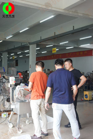 瓜果三維切丁機(jī)測(cè)試效果滿意，客戶付款購(gòu)買隨車運(yùn)走！