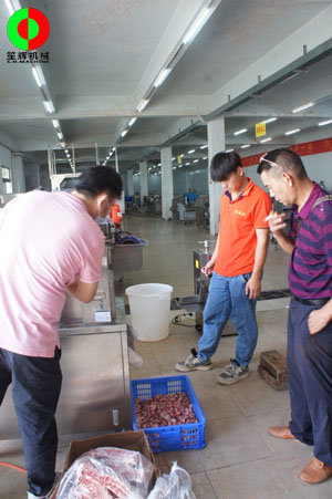 佛山某肉食品加工配送中心客戶一行人親臨我司測(cè)試訂購(gòu)洗排骨機(jī)等設(shè)備！