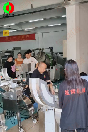 客戶來廠驗(yàn)收測試一批蔬果加工設(shè)備！